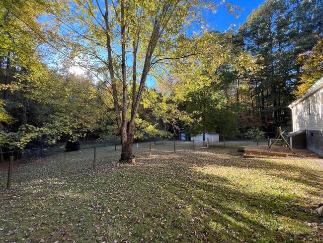 Building Photo - Fully Furnish with a relaxing LAKE access!