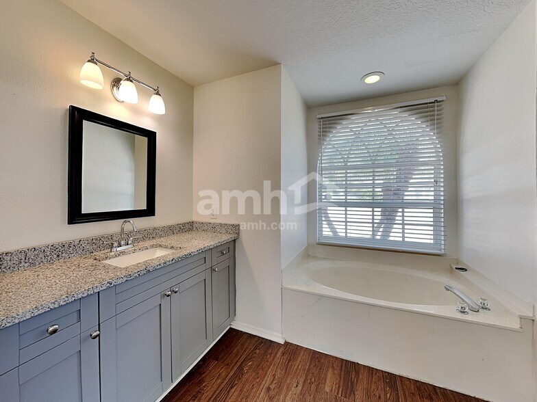 Building Photo - 3118 37th Ter E