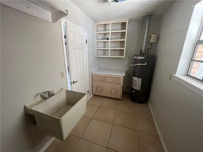 Building Photo - 562 Barcelona Dr