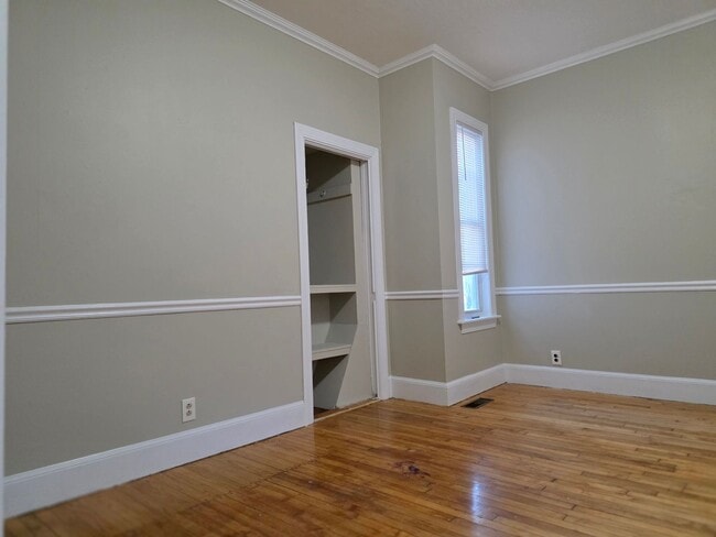 Building Photo - No Brokers Fee, In-Unit Laundry, Eat-in Kitchen, Large bedrooms, 3 Full Bathrooms