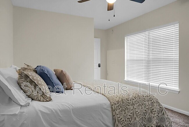 Building Photo - 124 Larkspur Dr