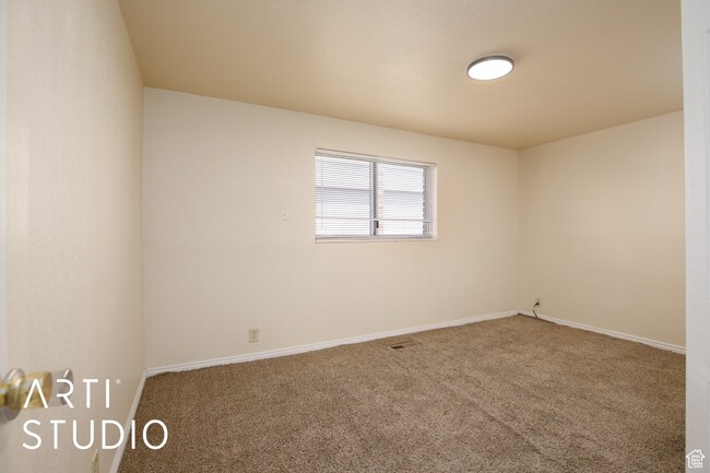 Building Photo - Two-bedroom Apartment in Murray!