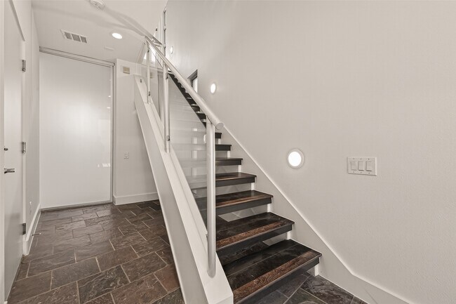 Building Photo - 6014 Fairdale Ln