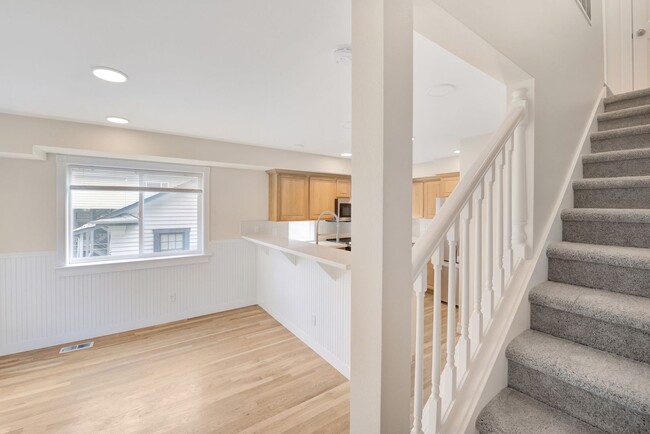 Building Photo - Rooftop Deck & Convenient Seattle Location