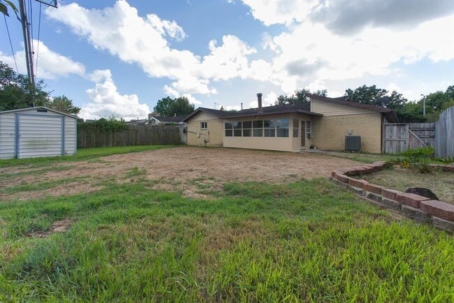 Building Photo - 16031 Windom Dr