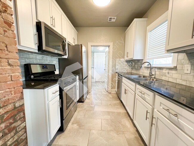 Building Photo - Must See 3 Bedroom/3 Bathroom Home near Ed...