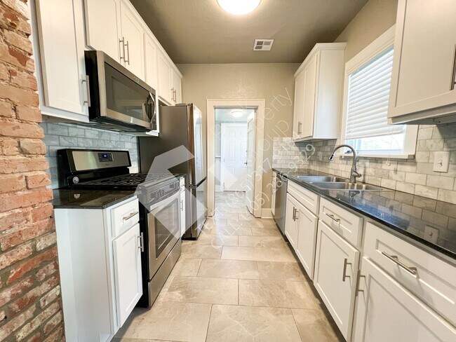 Building Photo - Must See 3 Bedroom/3 Bathroom Home near Edgemere Park