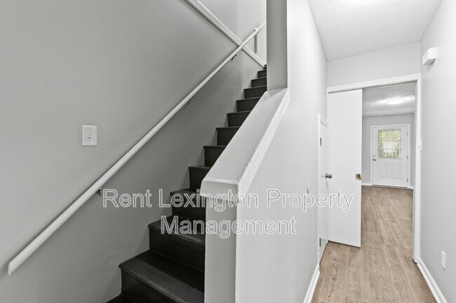 Building Photo - 1649 Foxhaven Dr
