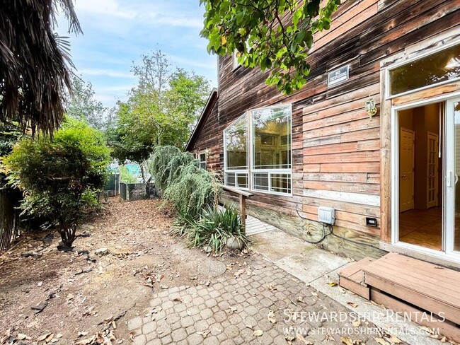 Building Photo - "The Barn" - 9 Bd / 3 Bath close to UO Cam...