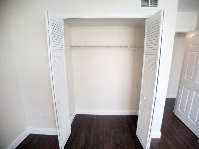 Building Photo - Gorgeous first floor 2/2 condo x Rent @  W...
