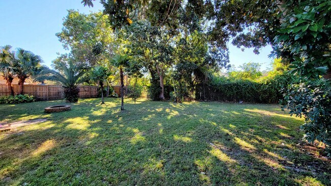 Building Photo - 1223 Redwood Ln