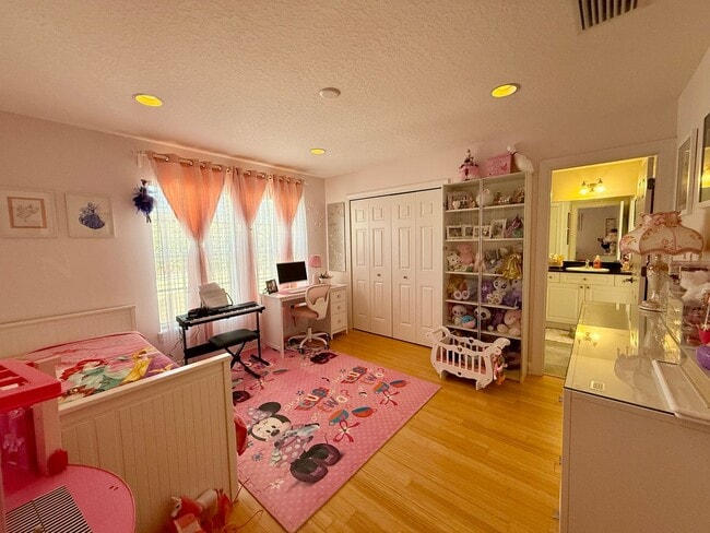 Building Photo - Carillon townhome in Gated Community