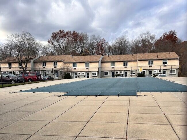 Building Photo - 4 Carillon Dr