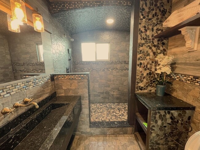 Building Photo - 8824 Tyrone Ave