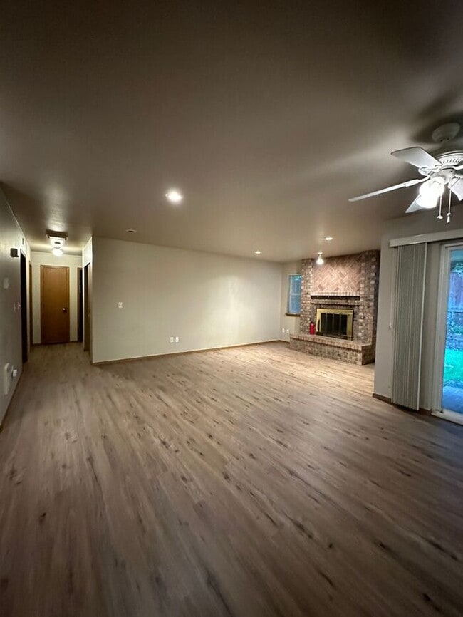 Building Photo - Nice 2 plus Bedroom 2 Bath Duplex in Puyallup!! Nice Location!!