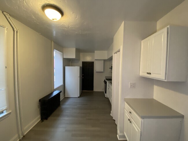 Building Photo - 903 W Poplar St
