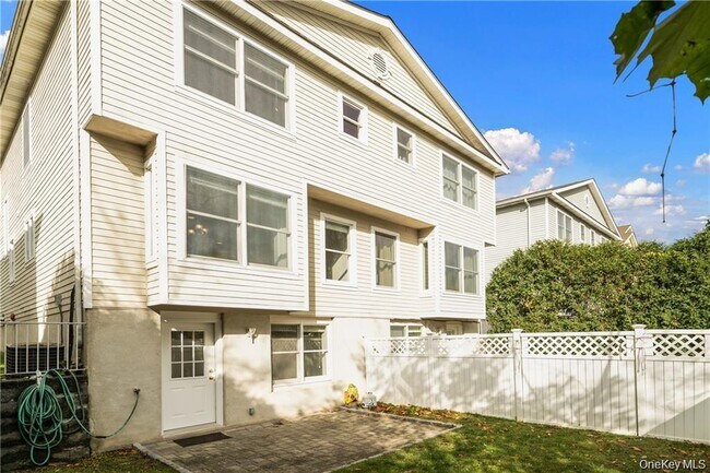 Building Photo - 186 Woodside Ave