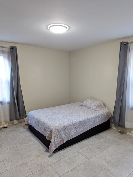 Building Photo - 3322 W Catalpa Ave