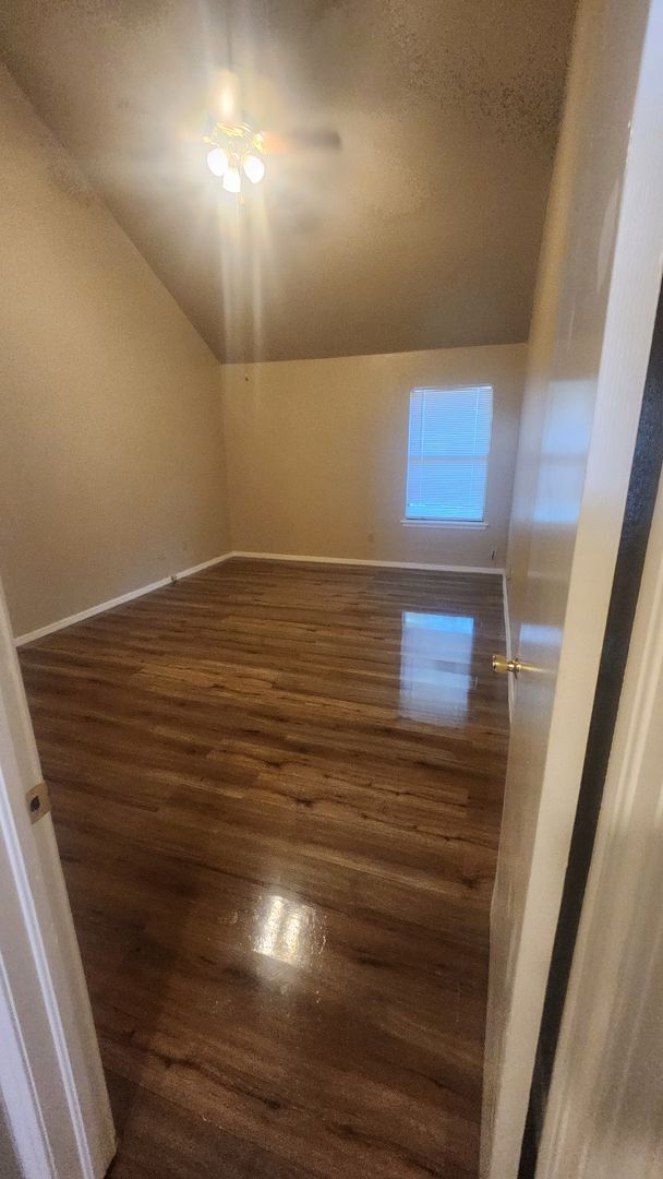Building Photo - Pet negotiable with home owner approval!