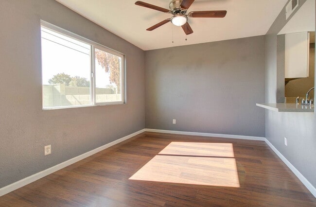 Building Photo - 2202 W Glenrosa Ave