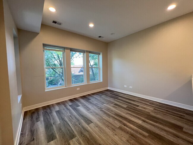 Building Photo - 3609 W Ainslie St