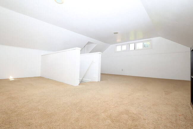 Building Photo - 703 Manzanita Ave