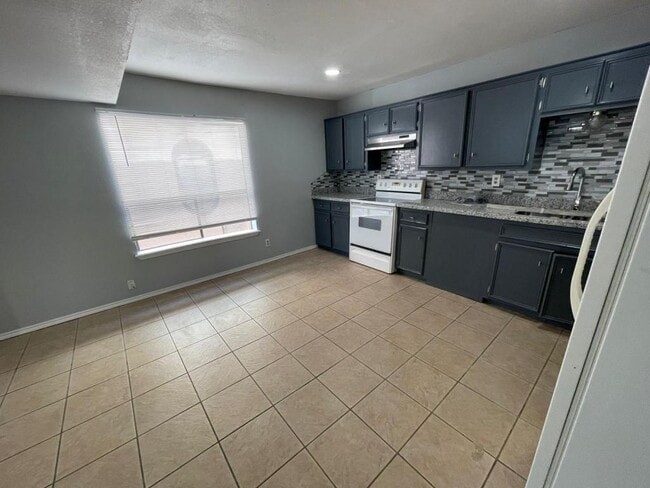 Building Photo - 3505 N 23rd Ln, unit 210