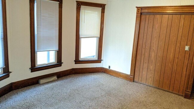 Building Photo - 904 Vine St