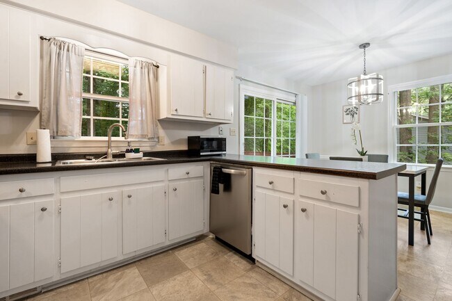 Building Photo - 2be / 1.5ba Duplex Unit B - Great Convenient Location