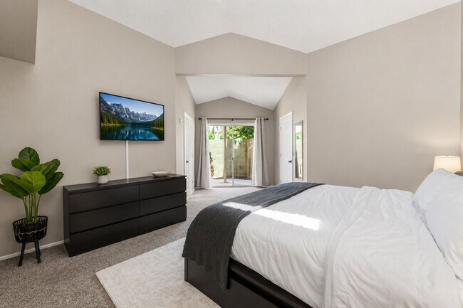 Building Photo - Move-in-ready home available furnished or unfurnished to suit your lifestyle!!