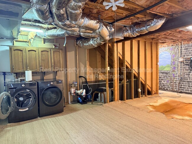Building Photo - 1208 Nottingham Dr