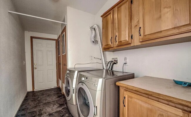 Building Photo - 492 Kimmes Ln