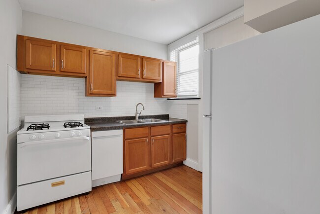 Building Photo - 5544 W Leland Ave
