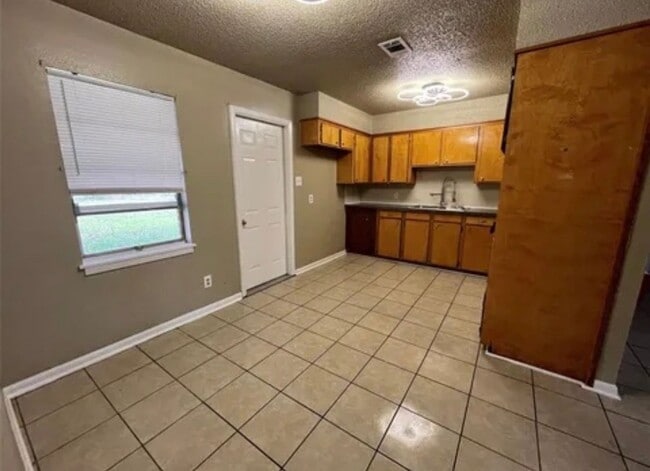 Building Photo - Housing voucher Accepted!