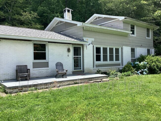 Primary Photo - 6 Star Berry Ln