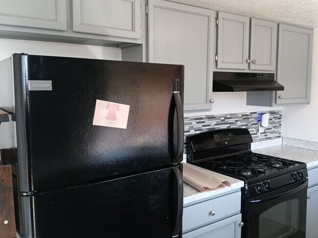 Building Photo - 2-bedroom, 1.5-bathroom home located in the vibrant city of Albuquerque