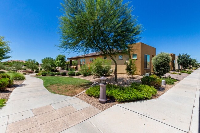 Building Photo - Gorgeous 2 bedroom / 2 bath townhome locat...