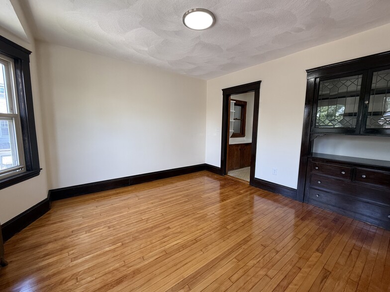 Dining Room w/Built-Ins - 585 High St