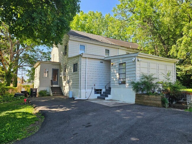 Building Photo - 127 Hazelhurst Ave