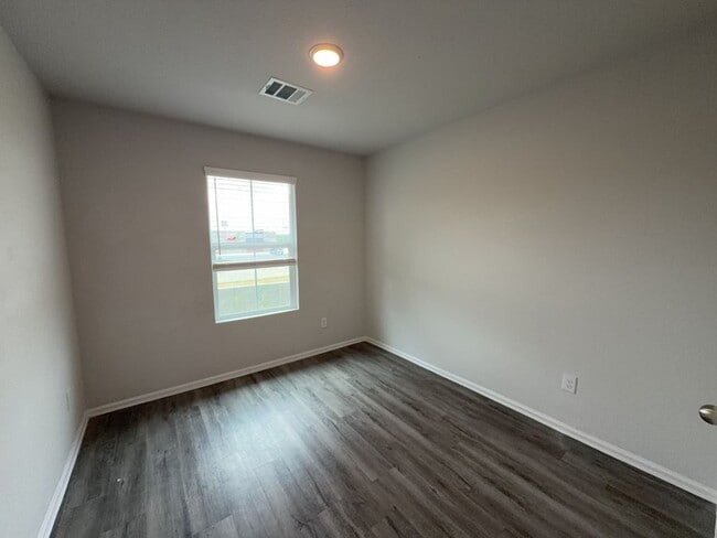 Building Photo - 505 Hines Ave