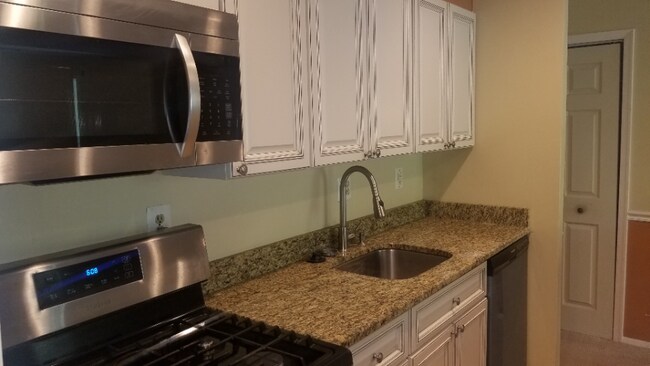 Building Photo - "Charming 2-Bed Condo Retreat in Oxon Hill...
