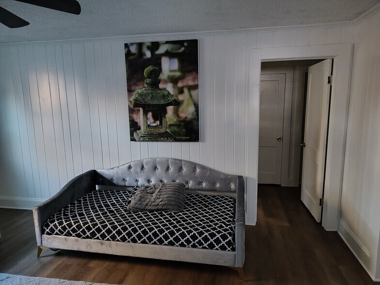 Building Photo - Room in Single Family Home on Austin Dr