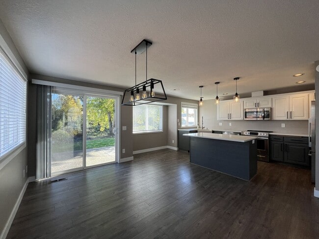 Building Photo - Beautiful Single-Level 3 Bedroom Home with Modern Kitchen and Open Floor Plan