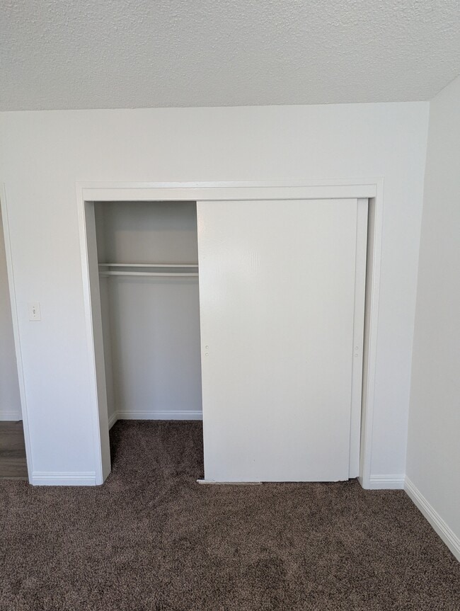 Building Photo - 1009 E Grand Ave