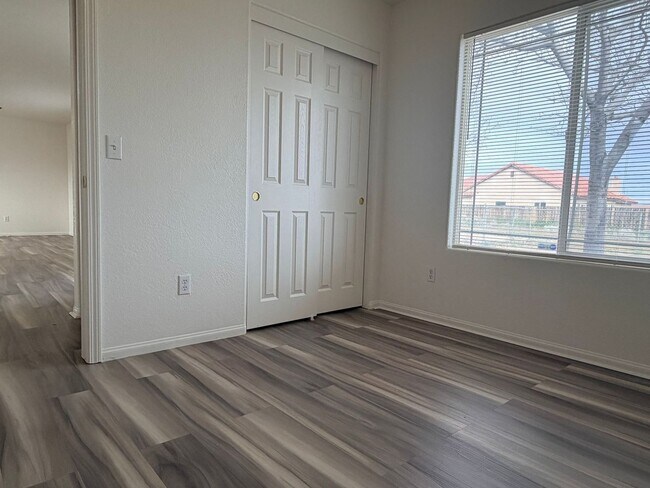 Building Photo - 9236 Peach Ave