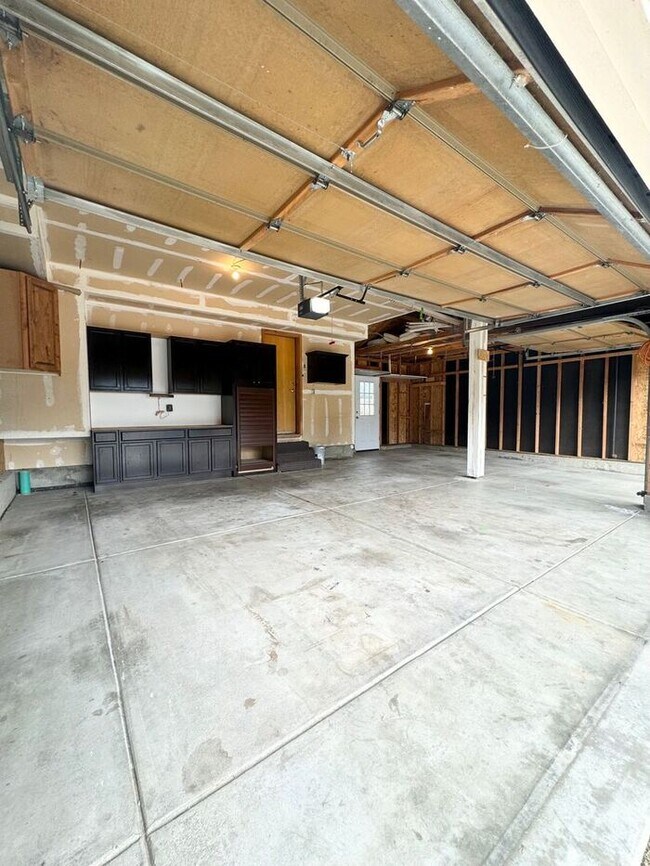 Building Photo - Gorgeous 5 Bedroom 3.5 Bath House with 3 c...