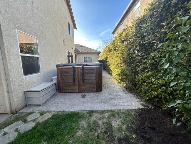 Building Photo - 212 Riverbend Ln