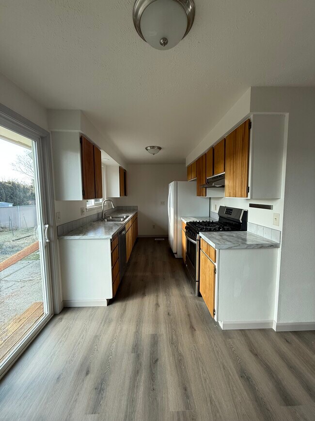 Building Photo - 14626 E 5th Ave