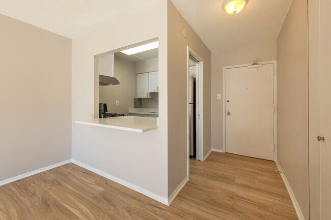 Building Photo - Sunny Renovated Studio w/Utilities Include...