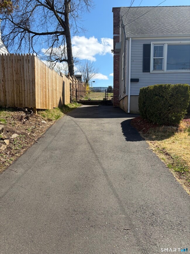 Building Photo - 123 Longview Ave